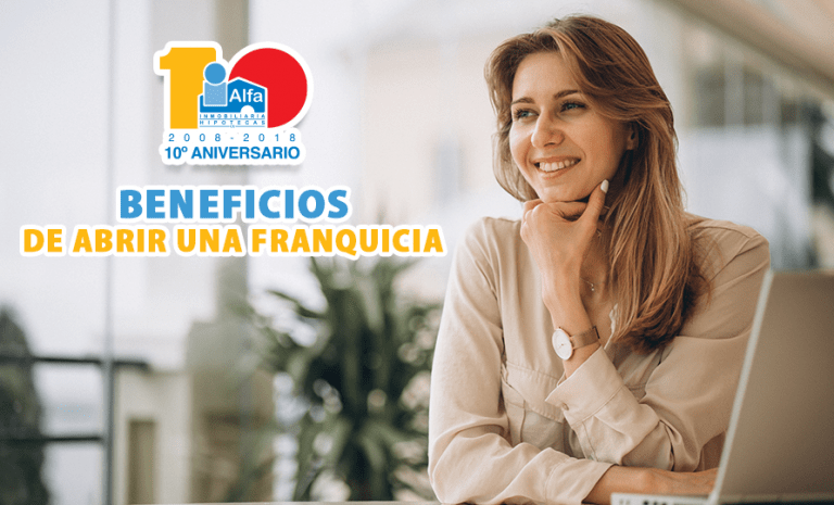 Mujer sonriente pensando cuánto cuesta una franquicia en la oficina de una agencia